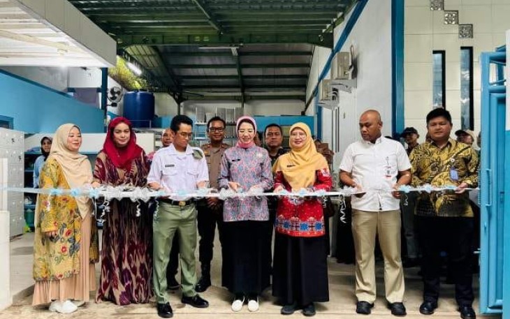 Kepala Biro Hukum dan Humas BGN, Khairul Hidayati saat meresmikan SPPG Jatijajar, Depok, Jum'at (10/10)