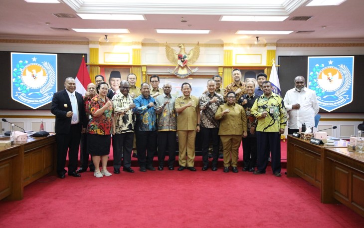 Mendagri Tito Karnavian bersama Komite Eksekutif Percepat Pembangunan Otonomi Khusus Papua di Jakarta, Senin (13/10)