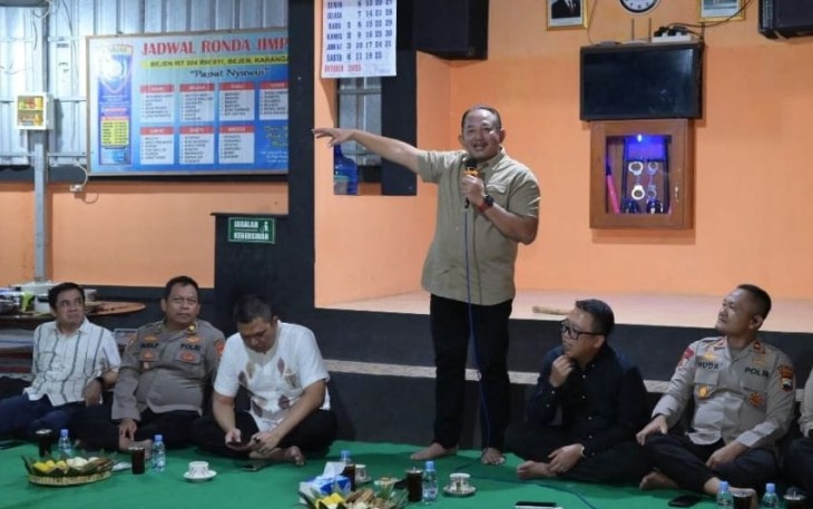Bupati Rober Christanto, menyambangi Pos Keamanan Lingkungan (Poskamling) di RT 04/RW 11, Kelurahan Bejen, Kecamatan Karanganyar, pada Selasa (14/10/2025).
