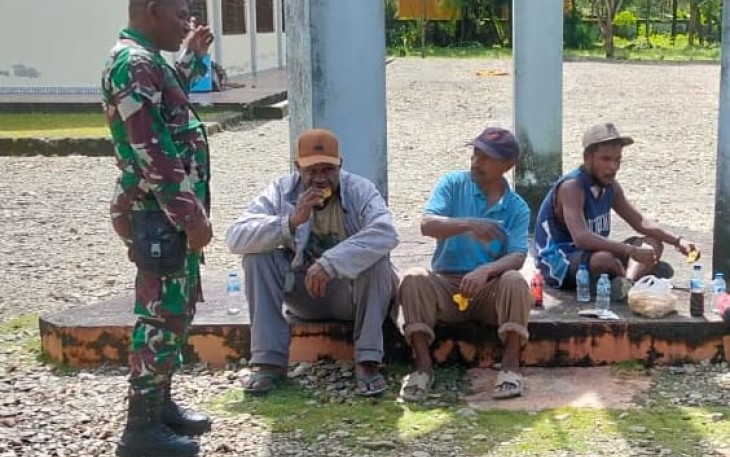 Babinsa Koramil Timika Komsos dengan Warga