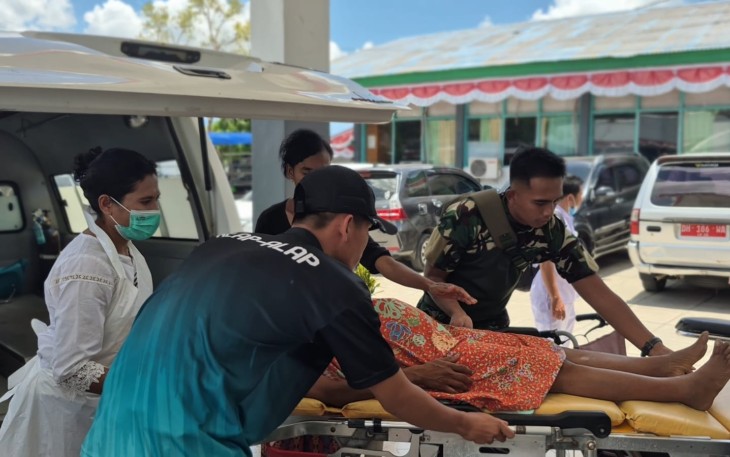Bantu warga hendak melahirkan 