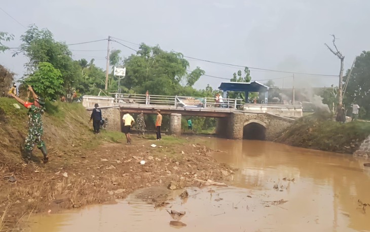 Pembersihan bantaran sungai wilayah desa binaan 