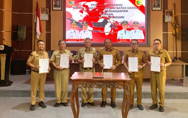 Penandatanganan berita acara penegasan batas wilayah Kabupaten Karanganyar dan Wonogiri, di Ruang Podang I, Kantor Bupati Karanganyar, Senin (20/10/2025)
