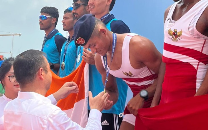 Pengalungan medali juara prajurit Kolinlamil di Vietnam 