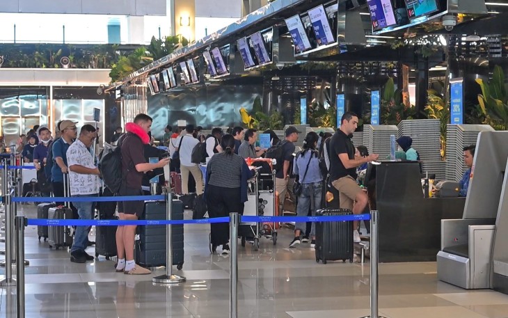 Pemerintah resmi menurunkan tarif tiket pesawat sebesar 13-14 persen pada periode angkutan Natal 2025 dan tahun baru 2026