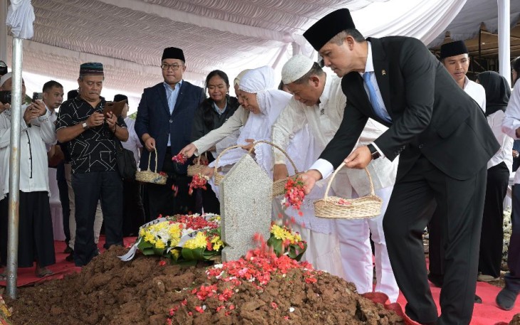 Menteri Transmigrasi M. Iftitah Sulaiman Suryanagara saat memimpin Upacara Kedinasan Pemakaman Alm. Anggit Bima Wicaksana di TPU Tanah Kusir, Jakarta Selatan pada Rabu (22/10)