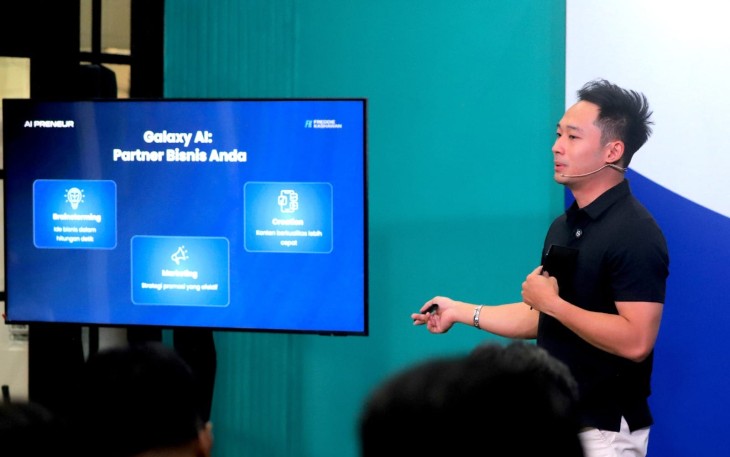 Ilham Indrawan, MX Product Marketing Senior Manager, Samsung Electronics Indonesia, saat mempresentasikan pemanfaatan AI dari segi produktifitas