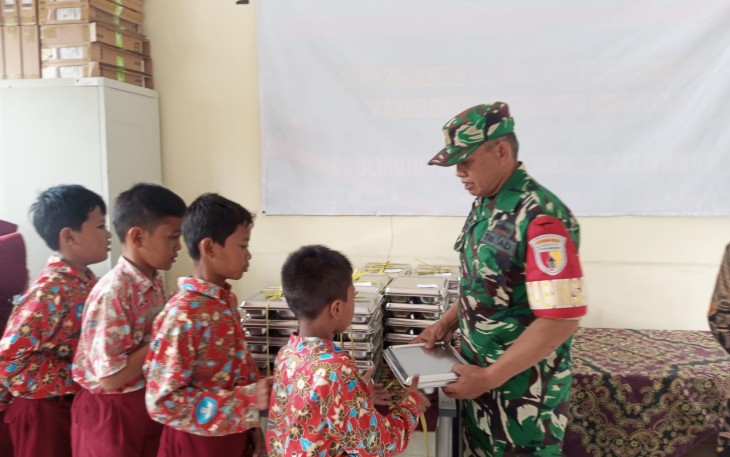 Penyaluran makanan bergizi di sekolah wilayah desa binaan 