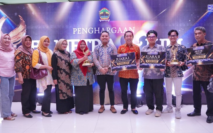 Pejabat jajaran Diskominfo Karanganyar saat menerima tiga penghargaan dari ajang tahunan FK Metra dan KIM yang diselenggarakan oleh Diskominfo Provinsi Jawa Tengah