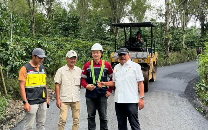 Wagub Mian meninjau progres pekerjaan jalan Simpang Air Lang – Desa Pelalo, Kabupaten Rejang Lebong, pada Jumat (24/10)