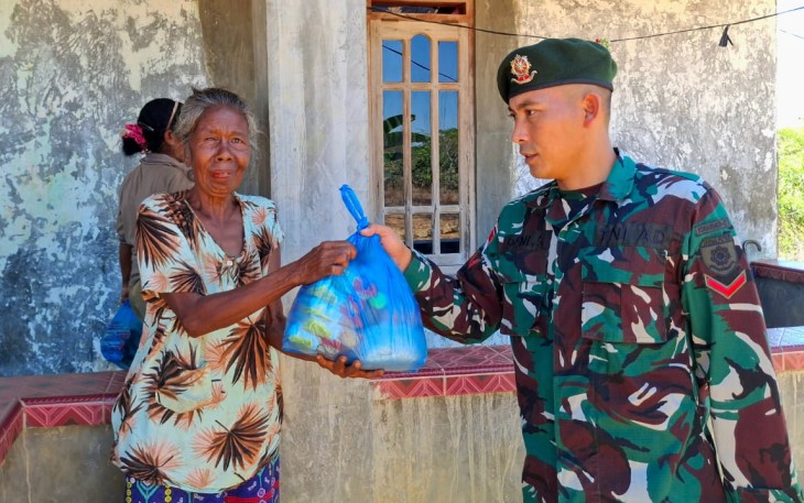 Jum'at berkah Satgas Pamtas Yonarmed 12 Kostrad 