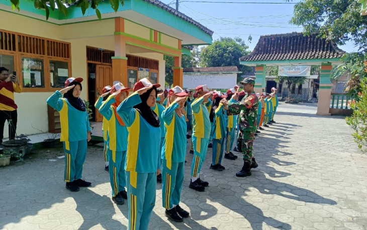 Latih siswa Peraturan Baris Berbaris 
