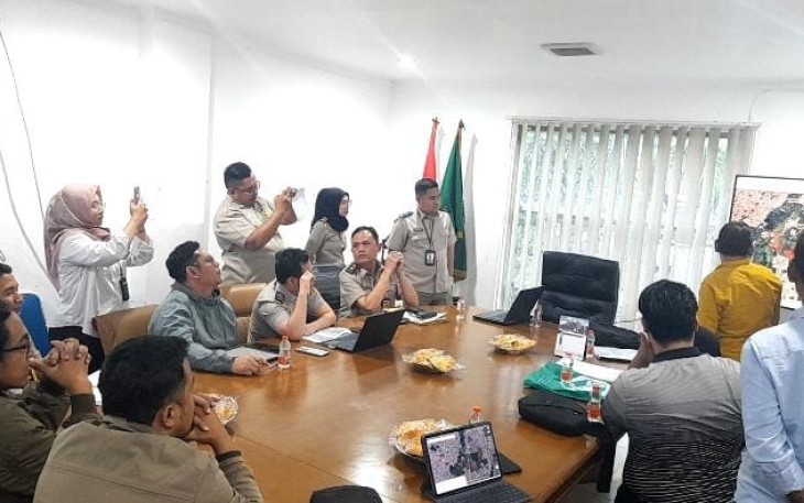 Suasana mediasi atas kasus SK Kinag Masyarakat Pancoran Mas, Senin (27/10)
