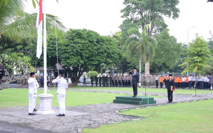 Upacara peringatan Hari Sumpah Pemuda (HSP) ke-97 di halaman Kantor Bupati Karanganyar, Senin (28/10/2025)