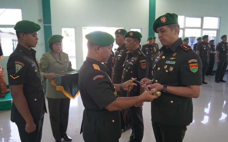Danrem 041/Gamas Pimpin Acara Tradisi Pelepasan Serta Penerimaan Warga Baru Dan Serah Terima Jabatan