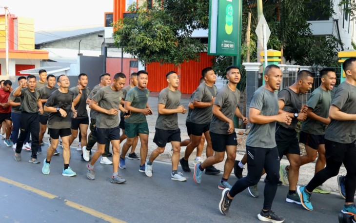 Lari pagi prajurit Satgas Yonarmed 12 Kostrad 
