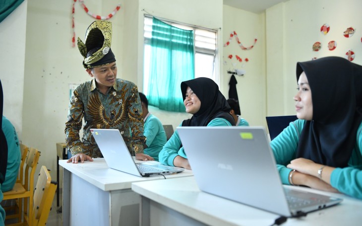 Wamendikdasmen Fajar saat melakukan pemantauan persiapan TKA di Batam (30/10)