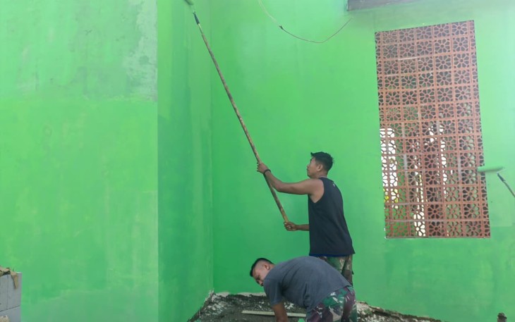 Finishing pengecatan dinding Musala Nurul Huda 