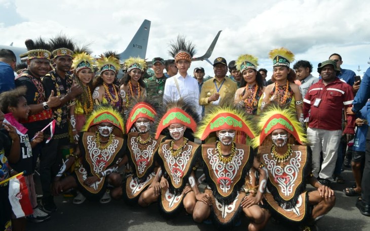 Wapres RI Gibran Rakabuming foto bersama saat tiba di Manokwari 