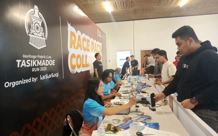 Antrian pengambilan jersey dan nomor peserta untuk mengikuti lomba lari Heritage Pabrik Gula (PG) Tasikmadoe Run 2025, Jumat sore (7/11/2025)