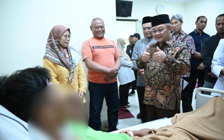 Mendikdasmen Abdul Mu'ti menjenguk siswa korban ledakan SMAN 72 Jakarta, Minggu (9/11)