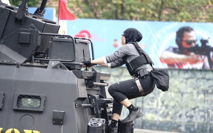 Polwan Polda Jatim Tampilkan Srikandi Challenge Penuh Adrenalin