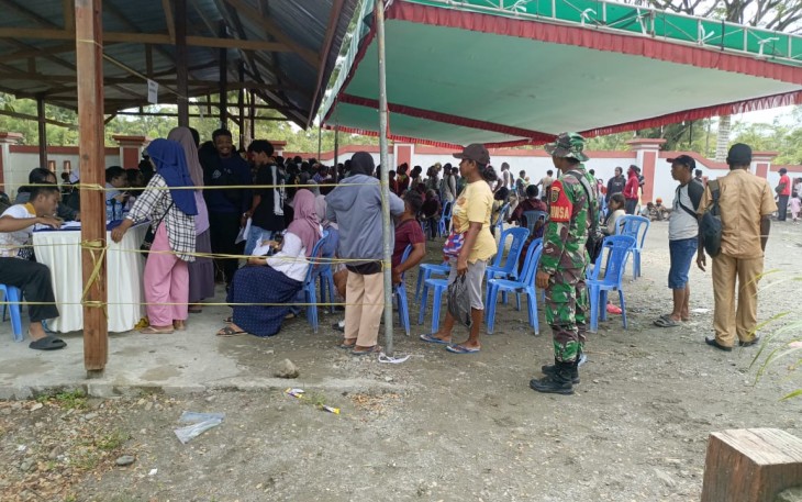 Babinsa Koramil 1710-03/Kuala Kencana Dampingi Penyaluran Bantuan Kepada Masyarakat
