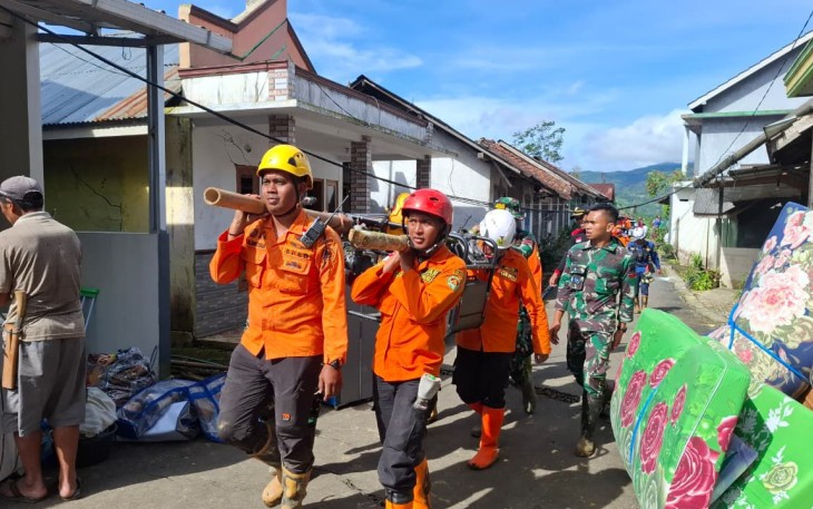 Tim SAR gabungan melakukan upaya pencarian dan pertolongan terhadap para warga yang masih dinyatakan hilang atas bencana tanah longsor di Desa Pandanarum, Kecamatan Pandanarum, Kabupaten Banjarnegara, Jawa Tengah, Rabu (19/11).