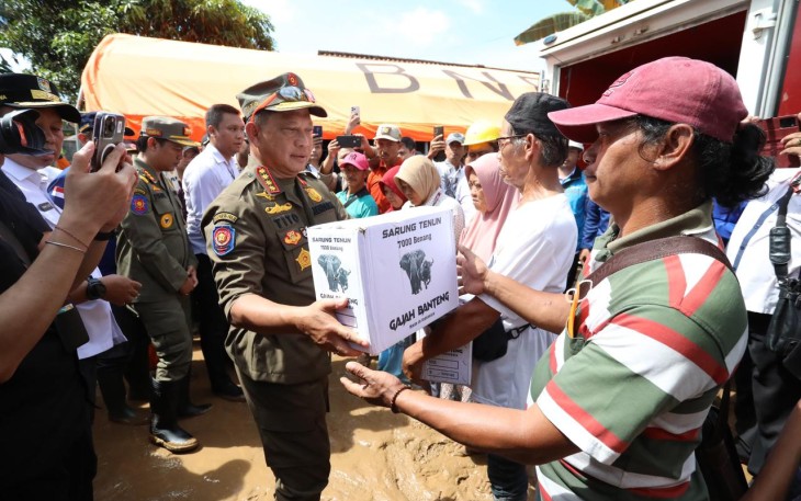 Menteri Dalam Negeri (Mendagri) Muhammad Tito Karnavian menyerahkan empat unit tenda posko kepada Bupati Cilacap Syamsul Auliya Rachman sebagai dukungan pemerintah pusat terhadap penanggulangan bencana tanah longsor yang terjadi di Kecamatan Majenang, Kabupaten Cilacap, Jawa Tengah, Rabu (19/11/2025)