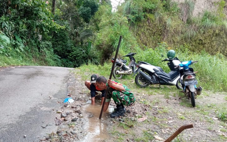 Babinsa Tileng dan Warga Gotong Royong Perbaiki Pipa Air Bersih Bocor di Pokolimo
