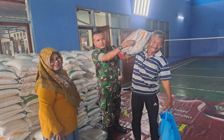 Babinsa Manisrejo Dampingi Penyaluran Bantuan Pangan untuk Warga