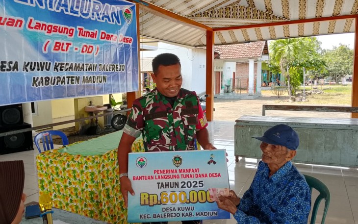 Babinsa Kuwu Dampingi Penyaluran BLT-DD untuk 35 KPM di Balerejo