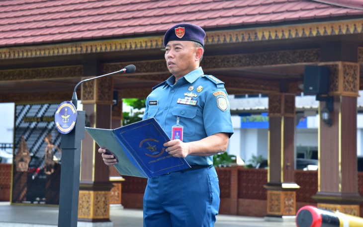 Kadismatbek Kolinlamil Kolonel Laut (T) Utomo Budi P., S.T., M. Tr.Hanla., memimpin langsung Upacara Bendera mingguan yang digelar di Mako Kolinlamil pada Senin (24/11)
