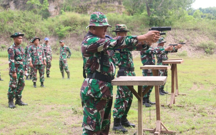 Kodim 0803/Madiun melaksanakan kegiatan Latihan Menembak Senjata Ringan (Latbakjatri) Semester II Tahun Anggaran 2025 yang berlangsung di Lapangan Tembak Makodim 0803/Madiun, Senin (24/11/2025)