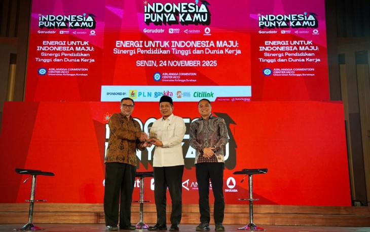 Menkop saat menjadi narasumber di acara "Indonesia Punya Kamu" yang diselenggarakan Garuda TV dan Universitas Airlangg (UNAIR),  di Surabaya, Senin (24/11)