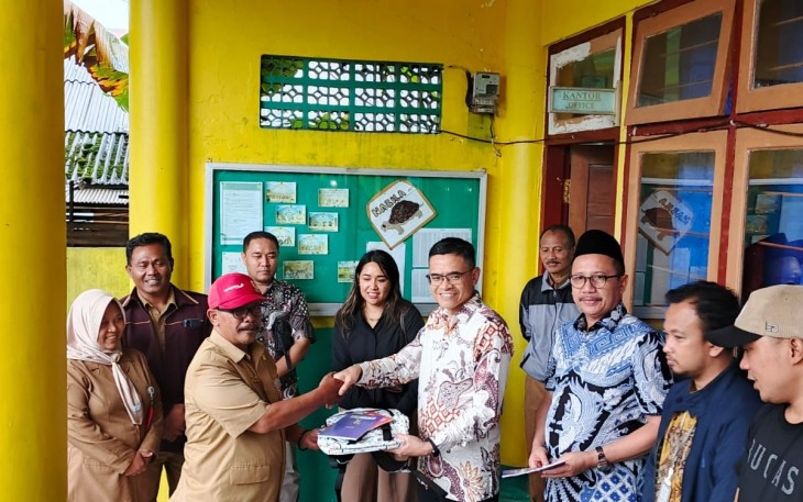 Bantu Rehabilitasi Bencana Erupsi Gunung Semeru, Kemendikdasmen Salurkan Perlengkapan Belajar dan Pendampingan Psikososial