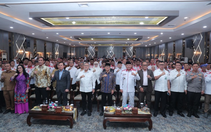 Mendes PDT Yandri Susanto menghadiri pelantikan Dewan Pengurus Pusat (DPP( Asosiasi Pemerintah Desa Seluruh Indonesia (Apdesi) Merah Putih di Operational Room Kantor Kemendes Kalibata, Selasa (25/11/2025).