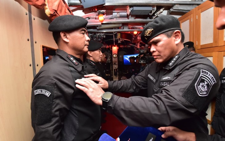 Kasal Laksamana TNI Muhammad Ali saat menyematkan brevet Hiu Kencana untuk Danpuspenerbal, Kamis (4/12)