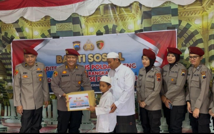 Kabag Binopsal Ditreskrimsus Polda Jatim AKBP Wisnu Broto saat menyerahkan baksos