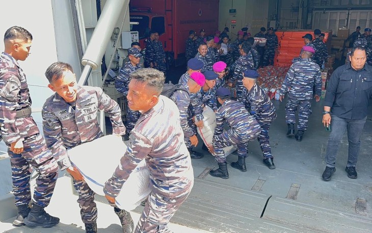 KRI Semarang-594 Salurkan Bantuan Kemanusiaan bagi Masyarakat Terdampak Bencana Banjir 