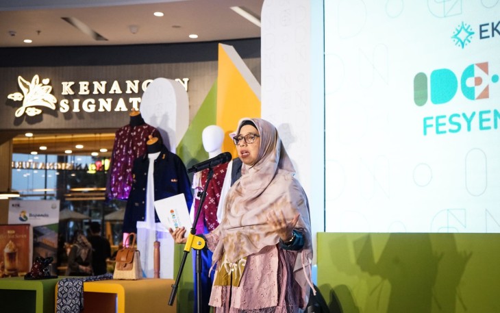 Deputi Bidang Kreativitas Budaya dan Desain Yuke Sri Rahayu, memberi sambutan pada rangkaian Pameran Ide Indonesia (IDE.IND) Fesyen 2025 di Summarecon Mall Bandung, Jumat (5/12/2025)