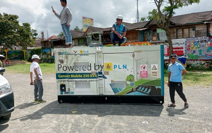 Sejumlah petugas PLN mengatur muat barang berupa genset listrik berkapasitas 250 kVa untuk menyuplai kebutuhan listrik beberapa insfrastruktur vital di Takengon, Aceh Tengah, Sabtu (6/12)