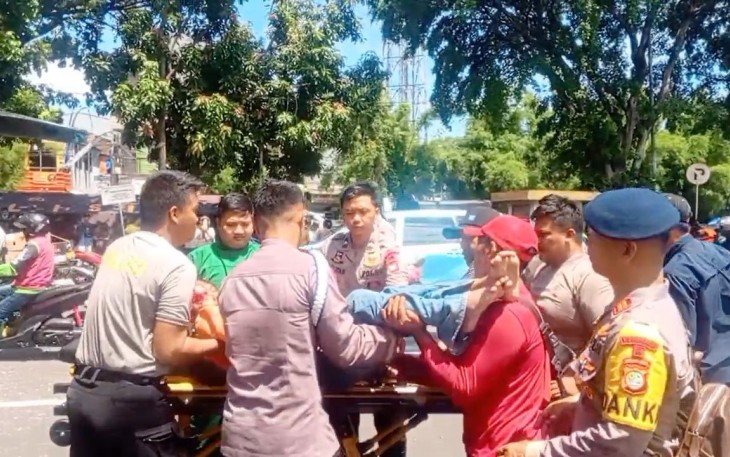 Brimob PMJ evakuasi korban kecelakaan 