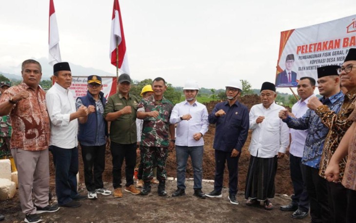 Menteri Desa dan Pembangunan Daerah Tertinggal (Mendes PDT) Yandri Susanto mengajak seluruh pihak untuk terlibat aktif menyukseskan program Koperasi Desa Merah Putih (KDMP) dan program Makan Bergizi Gratis (MBG)