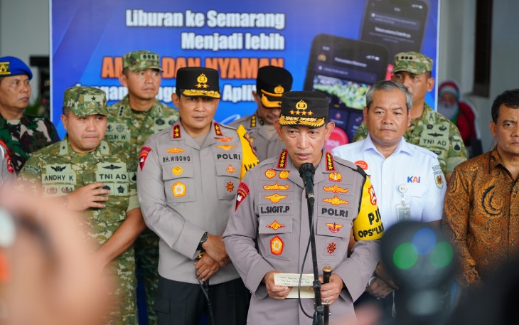 Kapolri saat melakukan peninjauan di Stasiun Tawang, Minggu (21/12/2025).