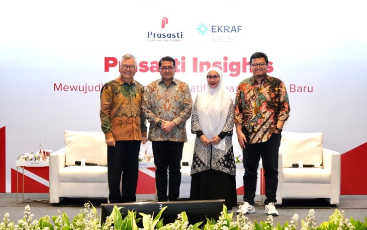 Kapolda Jateng Irjen Pol Ribut Hari Wibowo didampingi Kapolres Karanganyar AKBP Hadi Kristanto, meninjau Pos Pelayanan di jalur wisata Tawangmangu, Selasa (23/12/2025)