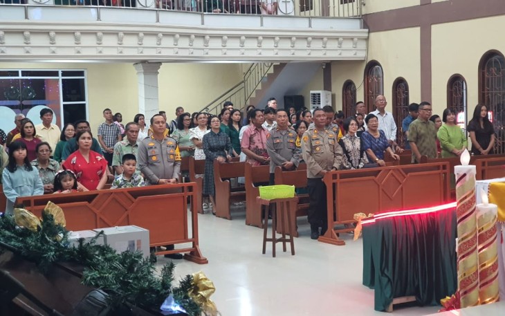 Kapolres Bitung, AKBP Albert Zai, SIK., MH saat mengikuti ibadah malam perayaan Natal 2025