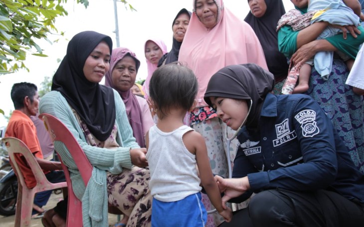Ipda dr. Meyrina Dwi Yanti, personel Bidokkes Polda Jawa Barat yang melaksanakan BKO di Polda Aceh, melaksanakan kegiatan Patroli Kesehatan Polri di wilayah Aceh Tamiang