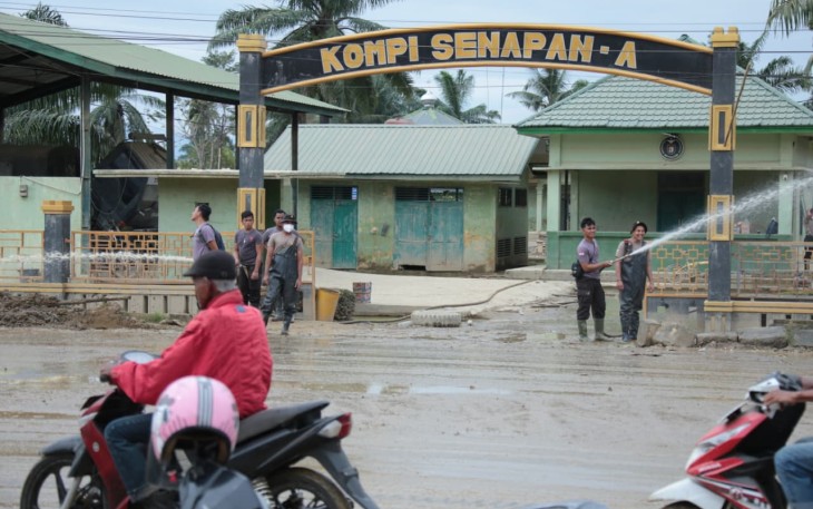 Polri Bantu Kuras Air Yang Merendam Kompi Senapan A Yonif 111 / Karma Bakti Aceh Tamiang