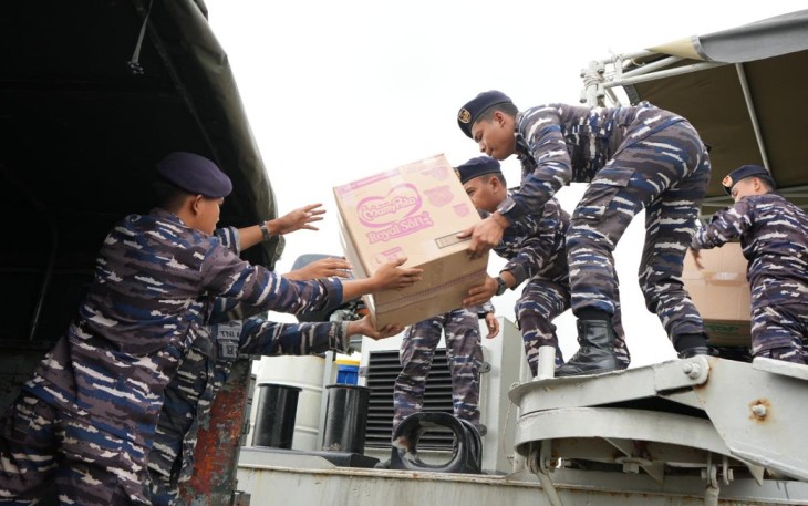 Loading bantuan bencana di KRI Gilimanuk-531